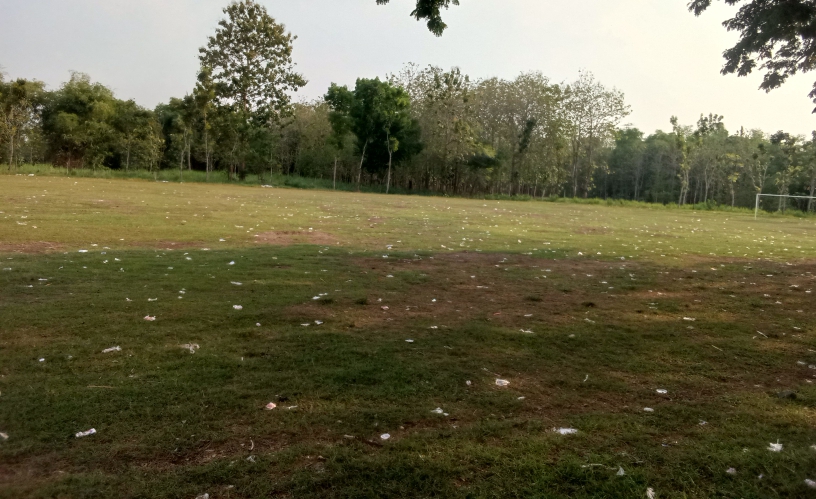 Sampah Plastik Dan Kertas Berserakan, Sehabis Acara Jalan Sehat Paslon No 2 di Lapangan Gondang Ngawen Blora